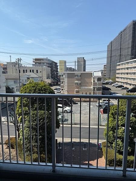 バルコニーから広がる街の景色が楽しめます。柵がしっかりしているため安心感があります。