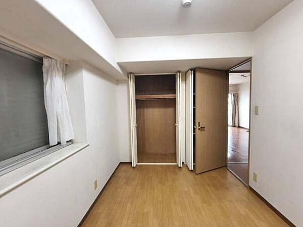 5.4帖の洋室には収納スペースが設けられており整理整頓しやすい空間です。シンプルな内装で幅広いインテリアが合わせやすくなっています。ナチュラルなフローリングが全体を明るく見せています。