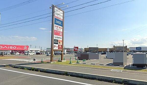 ファムタウン四日市上海老まで330m