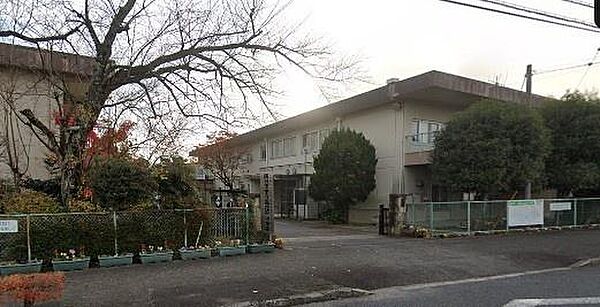 四日市市立高花平小学校まで424m