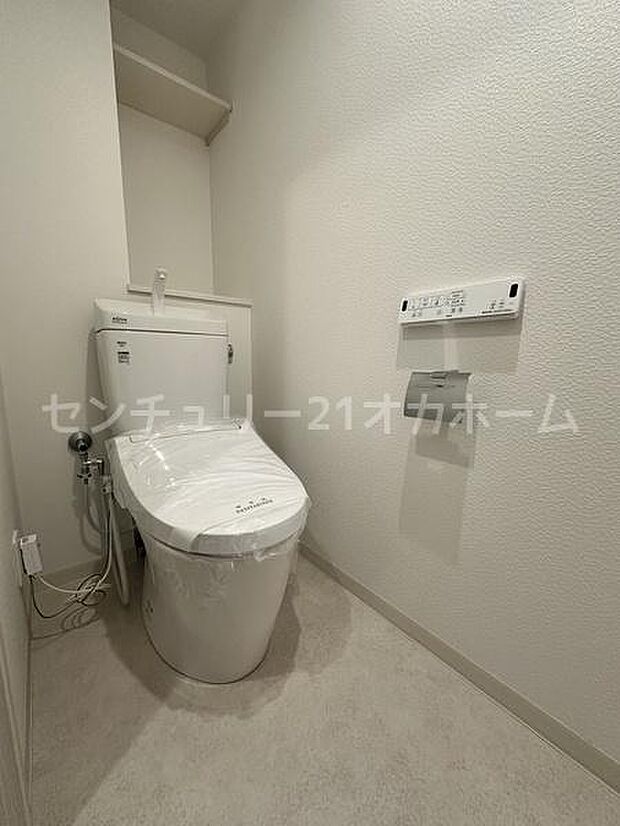 トイレ　温水洗浄便座付き　収納スペースあります♪