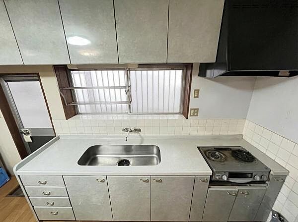 お部屋を広く見せる壁付けキッチン。家事効率が良く、調理に集中できる配置です。※画像は実際の写真にCG加工（家具や調度品の削除や合成）を加えたもので実際とは異なる場合があります。