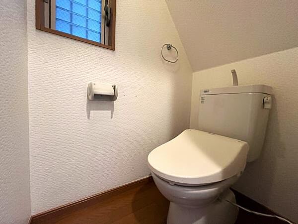 1階・2階それぞれにトイレ完備。来客時や夜間も安心です。