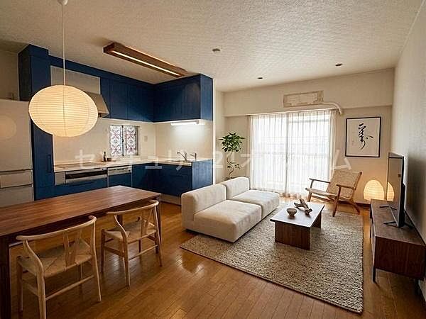お部屋を広く見せる壁付けキッチン。家事効率が良く、調理に集中できる配置です。「画像は実際の写真にCG加工（家具や調度品の削除や合成）を加えたもので実際とは異なる場合があります。」