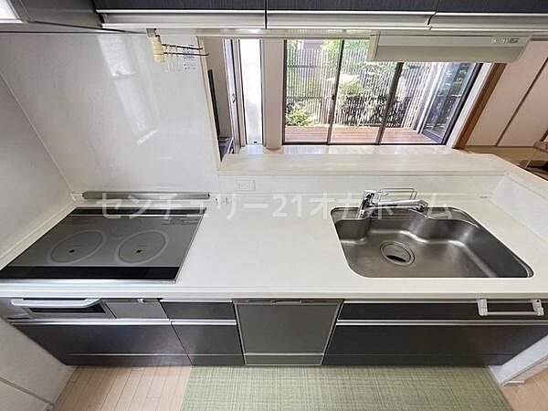 対面キッチンで、配膳しやすいレイアウトで家事効率化♪※掲載写真はお客様のプライバシー保護のため、一部CG加工を施しております。