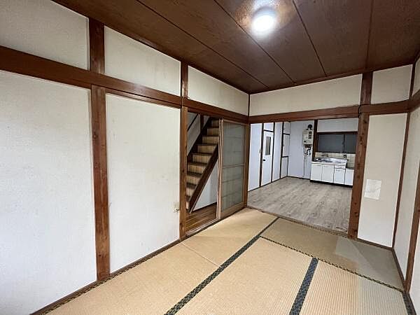 ダイニングキッチンへ続く和室♪寛ぎのリビングスペースにおすすめ♪