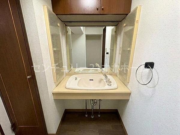 独立洗面台♪※画像は実際の写真にCG加工（家具や調度品の削除や合成）を加えたもので実際とは異なる場合があります。