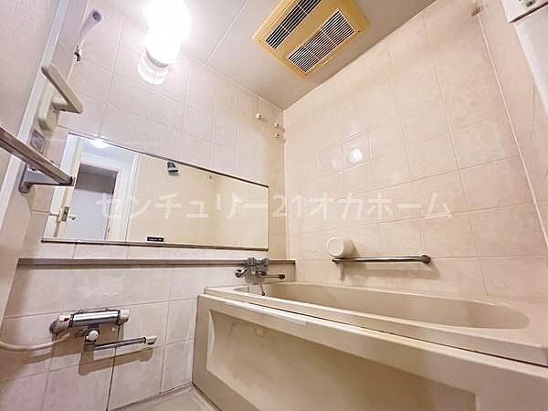バスルームも清潔感があります♪※掲載写真はお客様のプライバシー保護のため、一部CG加工を施しております。