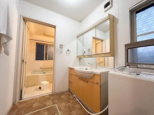 広い洗面脱衣所です♪※掲載写真はお客様のプライバシー保護のため、一部CG加工を施しております。
