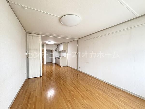 暖かな光の差し込むリビング♪「画像は実際の写真にCG加工（家具や調度品の削除や合成）を加えたもので実際とは異なる場合があります。」