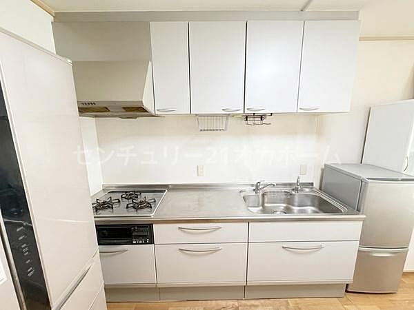 3口のガスコンロで、広々とした快適なキッチン、毎日が楽しく、お料理していただけます！※掲載写真はお客様のプライバシー保護のため、一部CG加工を施しております。