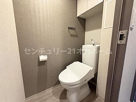 トイレ　温水洗浄便座付き　収納スペースあります♪※画像は実際の写真にCG加工（家具や調度品の削除や合成）を加えたもので実際とは異なる場合があります。