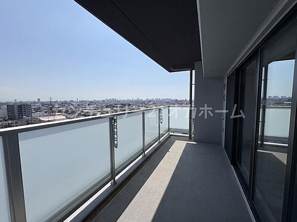 日当たりのいい、広々としたバルコニー、前には高い建物が無く、眺望がよく気分転換にもなります♪※画像は実際の写真にCG加工（家具や調度品の削除や合成）を加えたもので実際とは異なる場合があります。