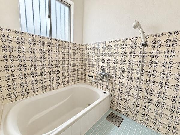 バスルームも清潔感があります♪※画像は実際の写真にCG加工（家具や調度品の削除や合成）を加えたもので実際とは異なる場合があります。