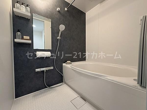 バスルームも清潔感があります♪※画像は実際の写真にCG加工（家具や調度品の削除や合成）を加えたもので実際とは異なる場合があります。