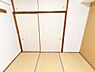 和室：収納付きの和室で、お布団や季節の物もすっきり片付きます。※画像は実際の写真にCG加工（家具や調度品の削除や合成）を加えたもので実際とは異なる場合があります。