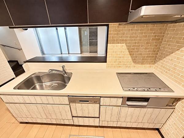 3口のガスコンロで、広々とした快適なキッチン、毎日が楽しく、お料理していただけます！※画像は実際の写真にCG加工（家具や調度品の削除や合成）を加えたもので実際とは異なる場合があります。