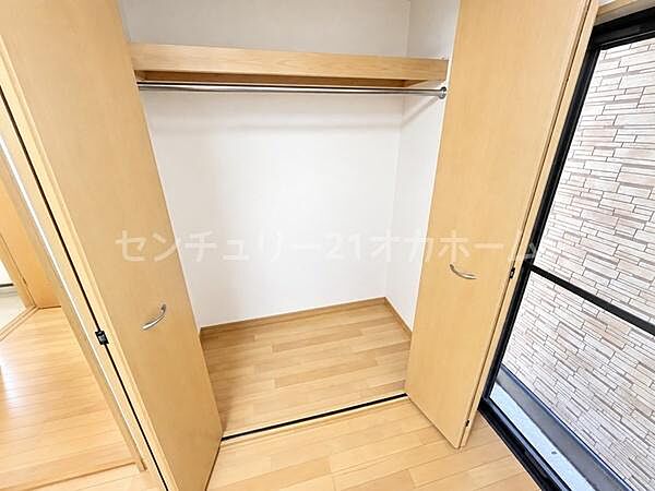 たっぷり収納できるクローゼット♪※画像は実際の写真にCG加工（家具や調度品の削除や合成）を加えたもので実際とは異なる場合があります。