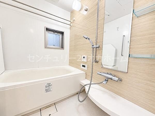 バスルームも清潔感があります♪※画像は実際の写真にCG加工（家具や調度品の削除や合成）を加えたもので実際とは異なる場合があります。