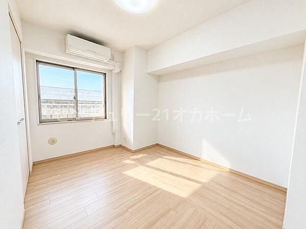 明るいお部屋です♪※画像は実際の写真にCG加工（家具や調度品の削除や合成）を加えたもので実際とは異なる場合があります。