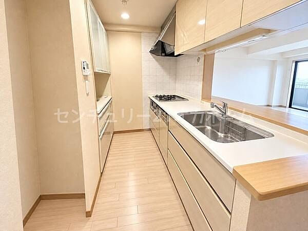 キッチンワークしながら大切な家族との会話を楽しむ。※画像は実際の写真にCG加工（家具や調度品の削除や合成）を加えたもので実際とは異なる場合があります。