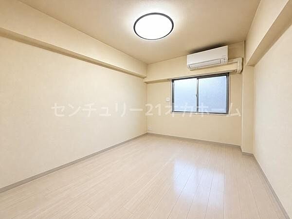 明るいお部屋です♪※画像は実際の写真にCG加工（家具や調度品の削除や合成）を加えたもので実際とは異なる場合があります。