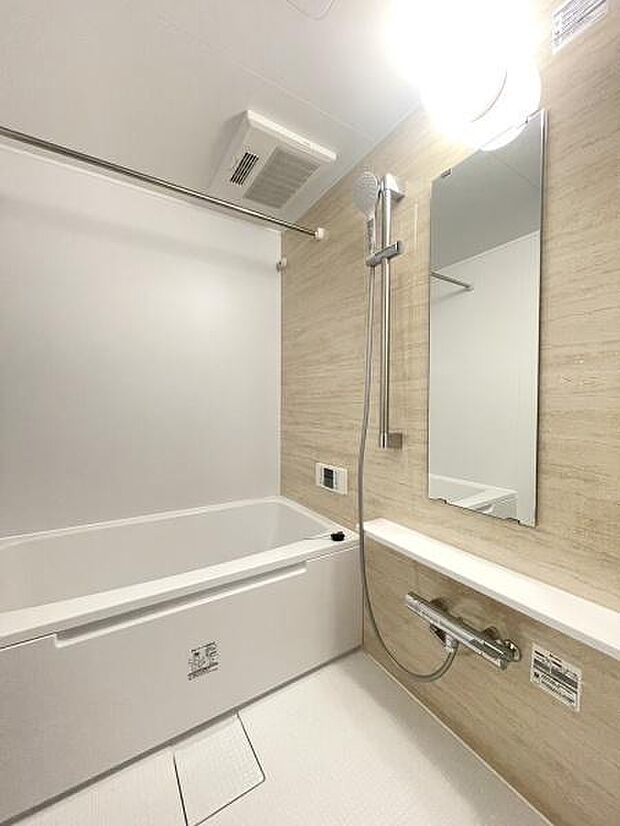 【浴室】浴室も新規交換でピッカピカ♪壁パネルはアクセントカラーで落ち着いた雰囲気に♪コンパクトながら、高級感あふれるバスルーム。嬉しい追い焚き＆浴室乾燥付き◎
