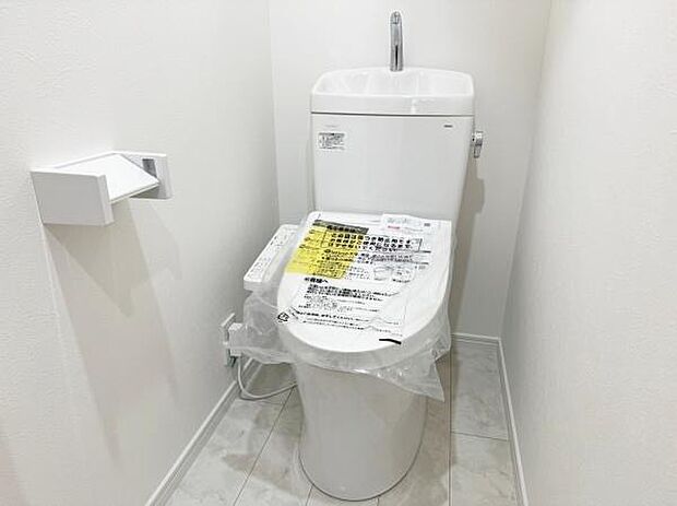トイレは2か所あり、こちらは1階のトイレ手洗い付き、温水洗浄便座付きに新規交換しています