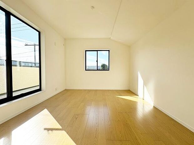 2階居室明るい陽射しが燦々と差し込む陽当たりの良いお部屋です