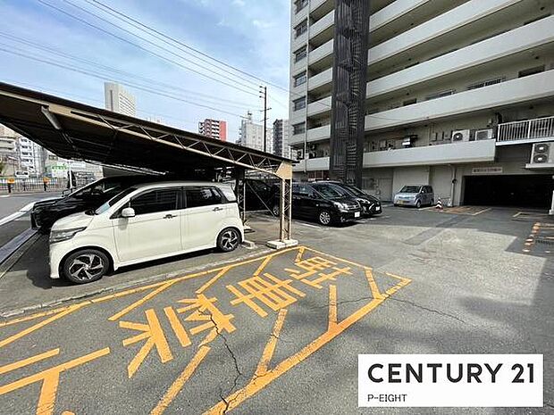 平面式駐車場で駐車も快適です！