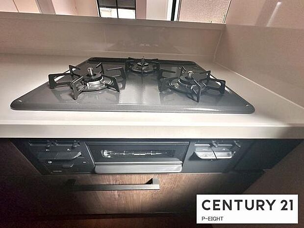 三口ガスコンロで料理もはかどりますね！グリルもあります！