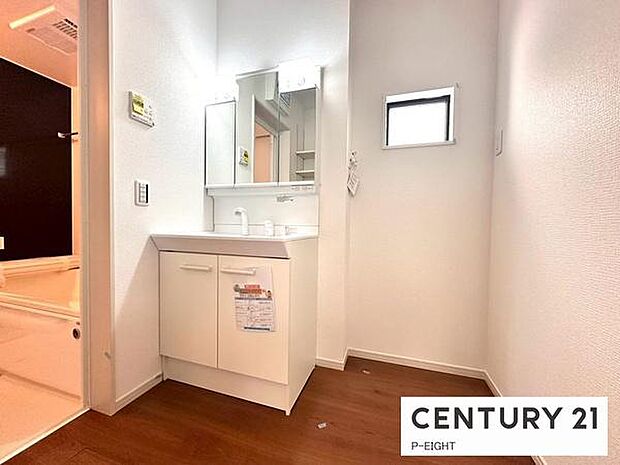 明るい洗面台で身支度ができます！