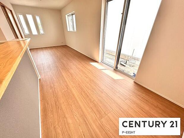 大きな窓のある明るいリビングです！