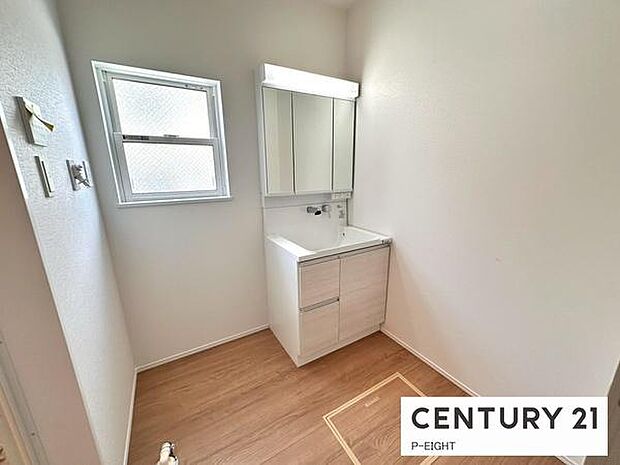 明るい洗面台で身支度ができます！