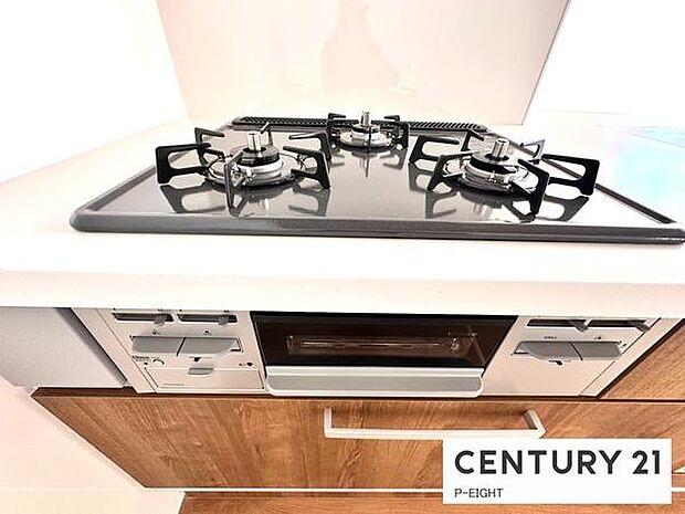 三口ガスコンロで料理もはかどりますね！グリルもあります！