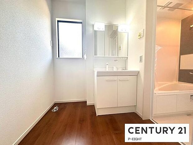 明るい洗面台で身支度ができます!洗濯機を置くスペースもあります!