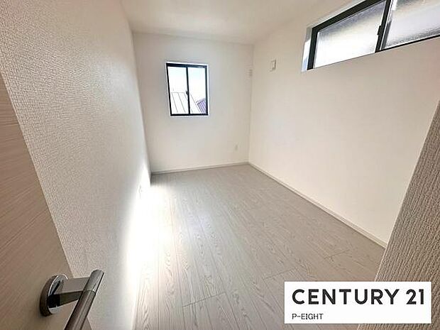 広々とした明るい部屋です!