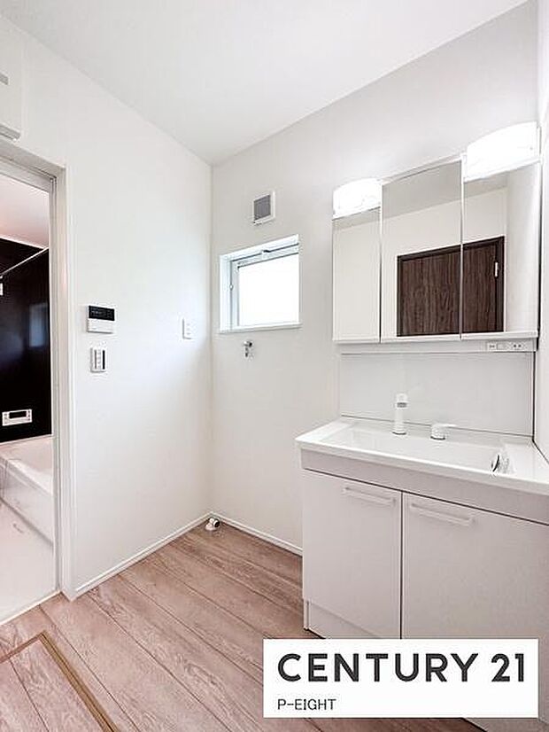 明るい洗面台で身支度ができます!洗濯機を置くスペースもあります!(施工例)