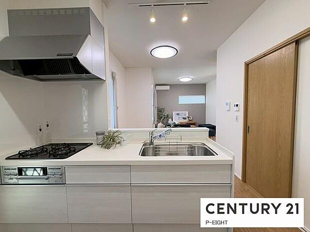 料理をしながらリビングを見渡せるつくりで、料理中も家族との会話がはずみます。