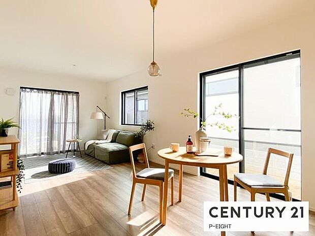 大きな窓のある広々とした明るいリビングです！(施工例)