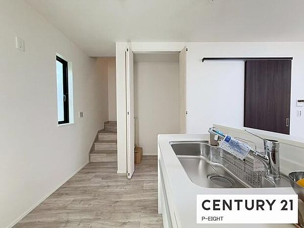 キッチン横に便利な収納あり！