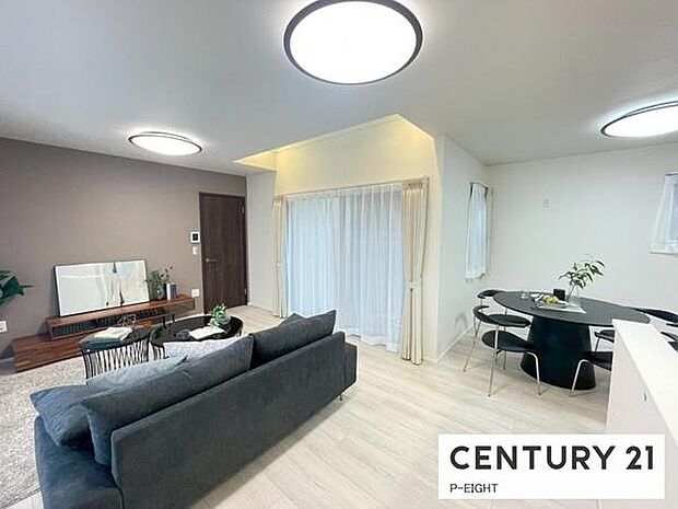 大きな窓のある明るいリビングです!