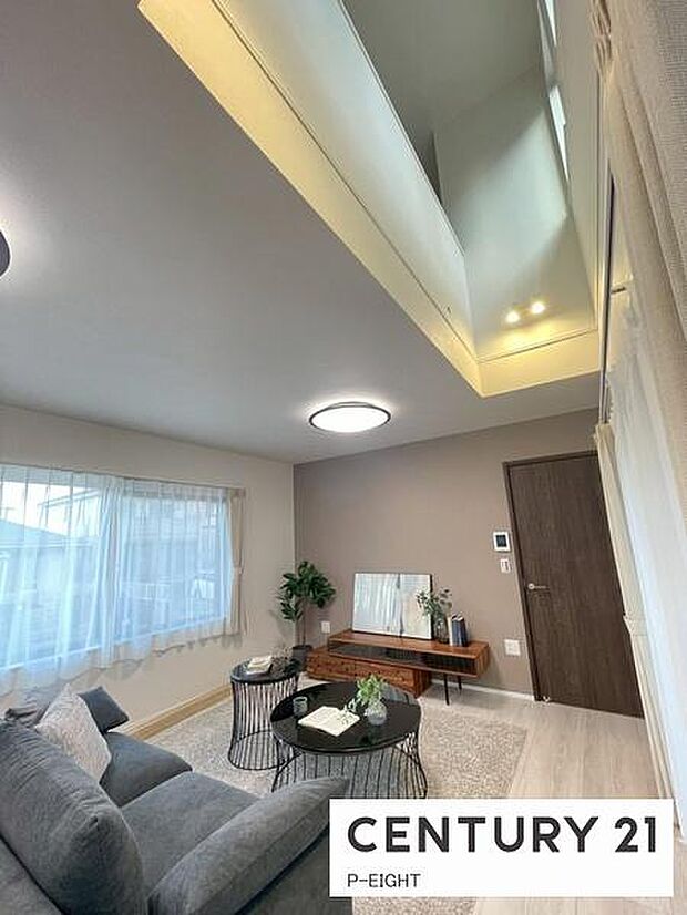 吹き抜けが解放感を演出してくれています!