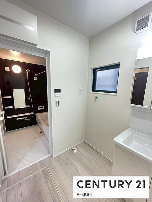 明るい洗面台で身支度ができます!