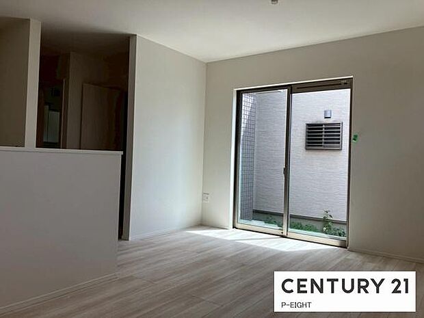 大きな窓から日光が差し込みます!