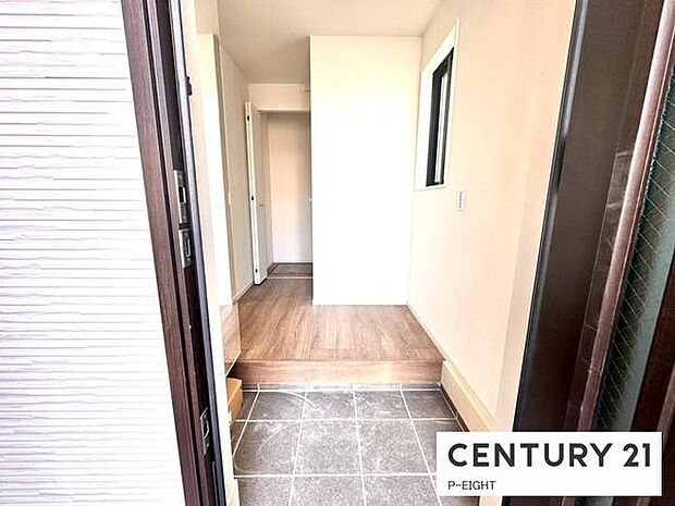 白を基調とした明るい玄関です!