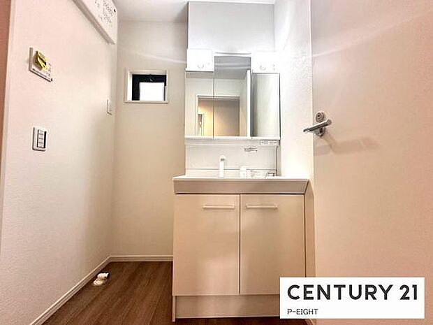 明るい洗面台で身支度ができます!洗濯機を置くスペースもあります!