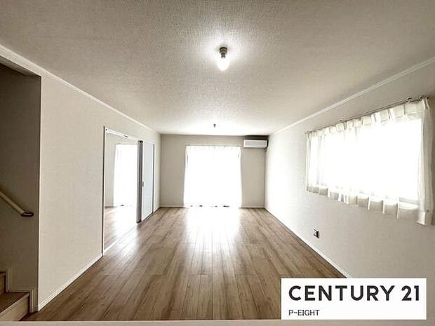 大きな窓から日光が差し込む明るいリビングです！