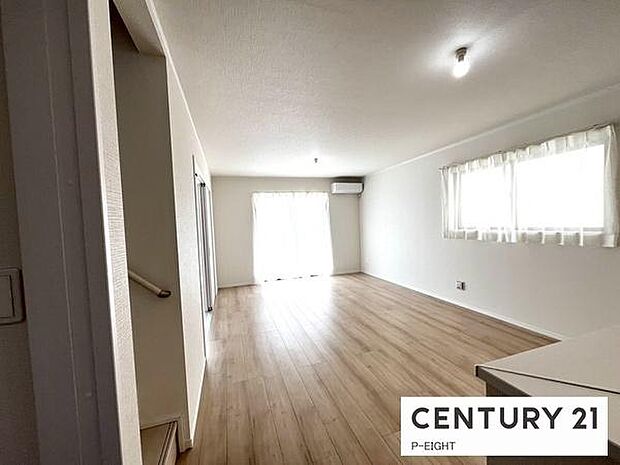 大きな窓のある広々とした明るいリビングです！