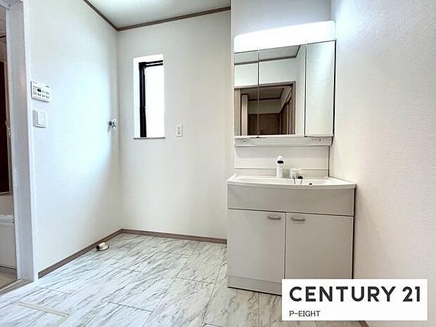 明るい洗面台で身支度ができます!洗濯機を置くスペースもあります!